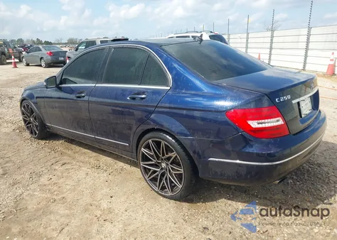 2013 Mercedes-Benz C 250 Luxury z USA, uszkodzony, nr VIN WDDGF4HB8DR271289